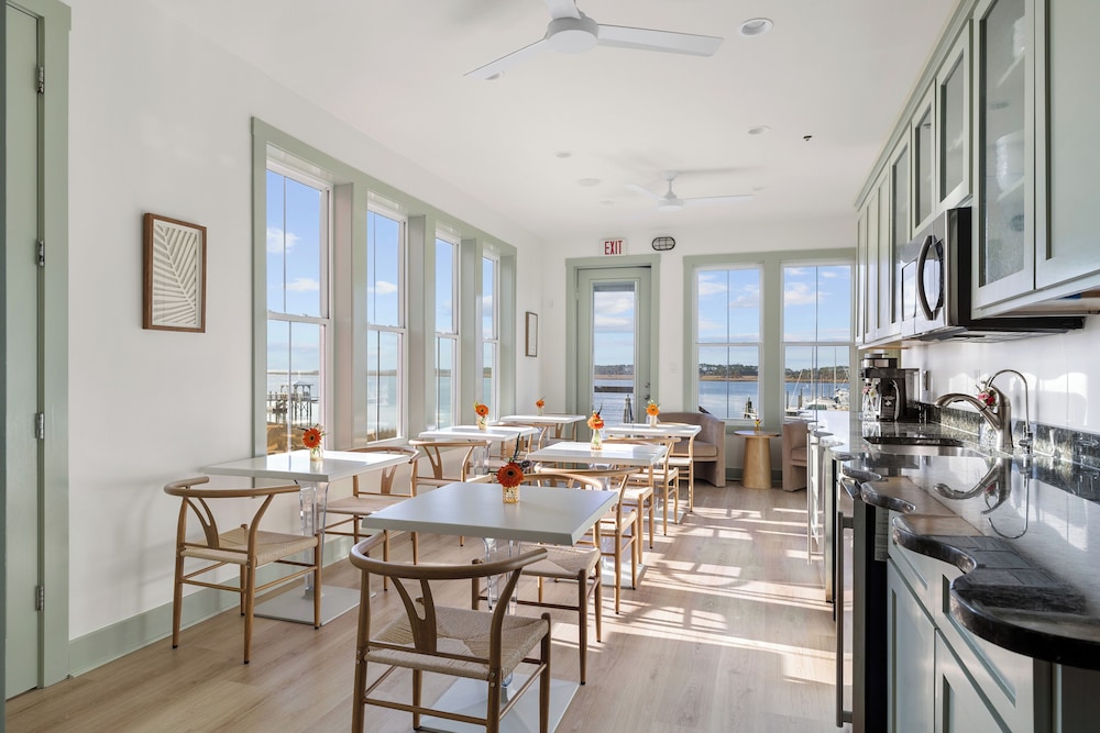 Regatta Inn 40/64