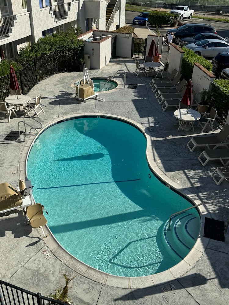 Motel6 Ventura, CA - South 50/61