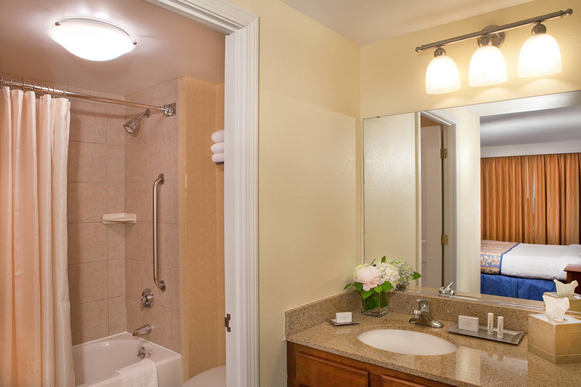 جناح بسريرين كوين بغرفة نوم واحدة مع أريكة، Residence Inn Boston Harbor On Tudor Wharf 4/4