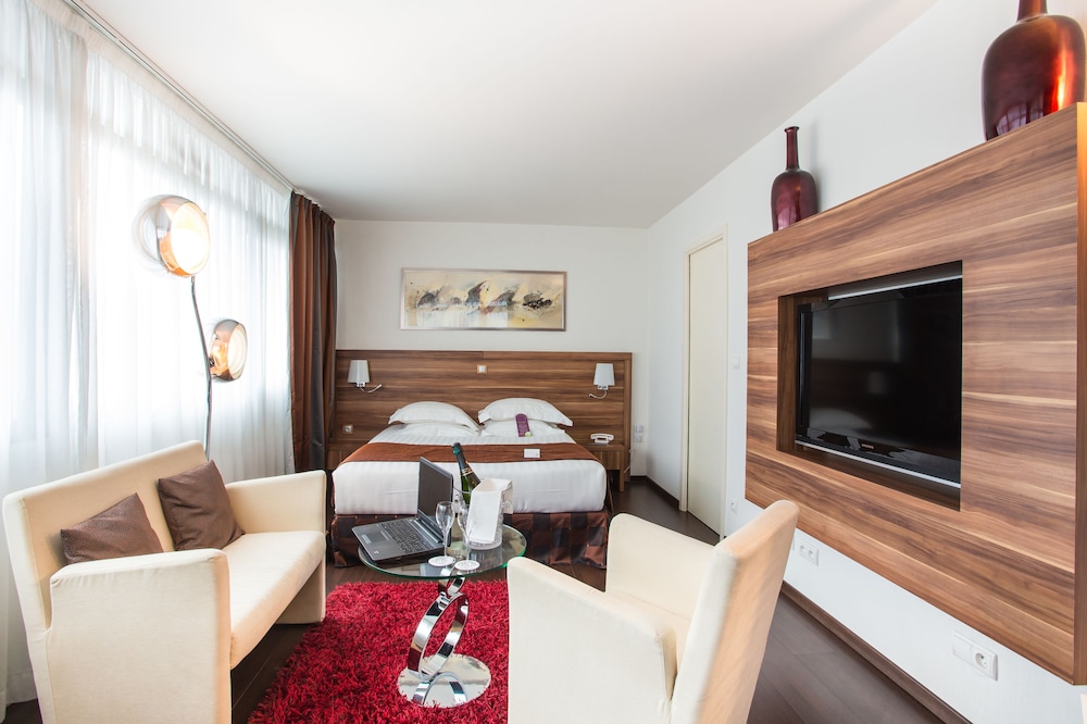 Gatsby Hotel and Restaurant By HappyCulture 27/50
