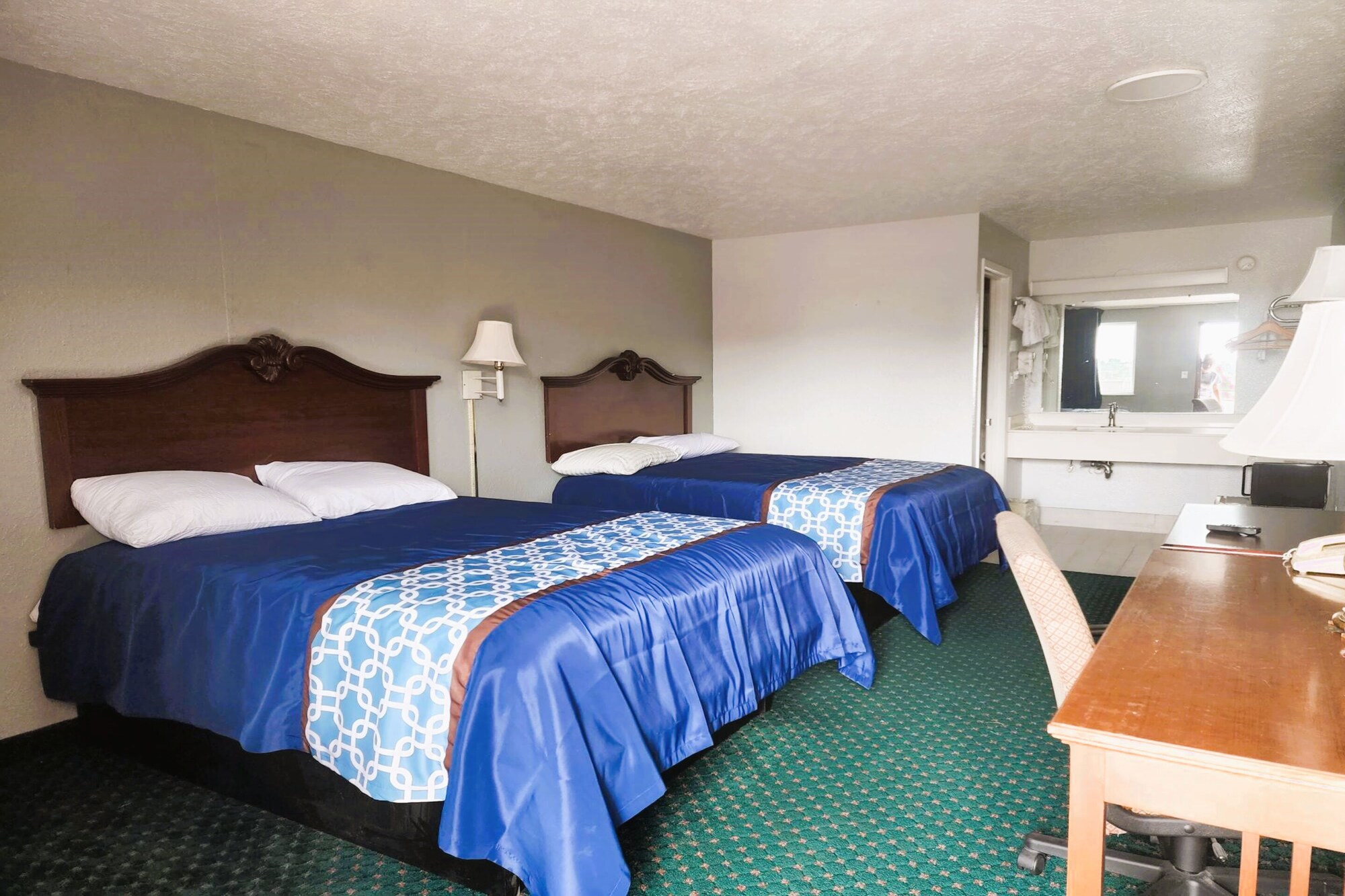 room, 2 queen beds, smoking