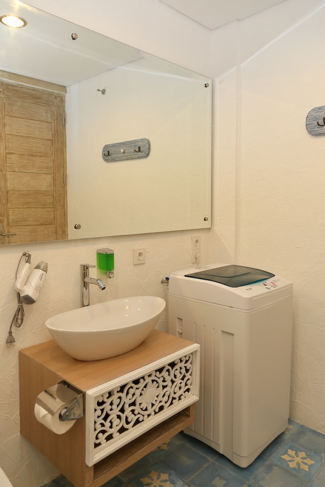 Green Studio Apartment 10/27