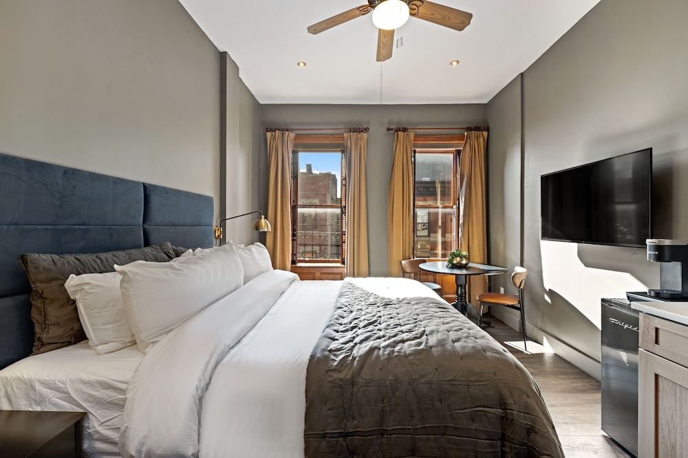 SUPERIOR, KING BED