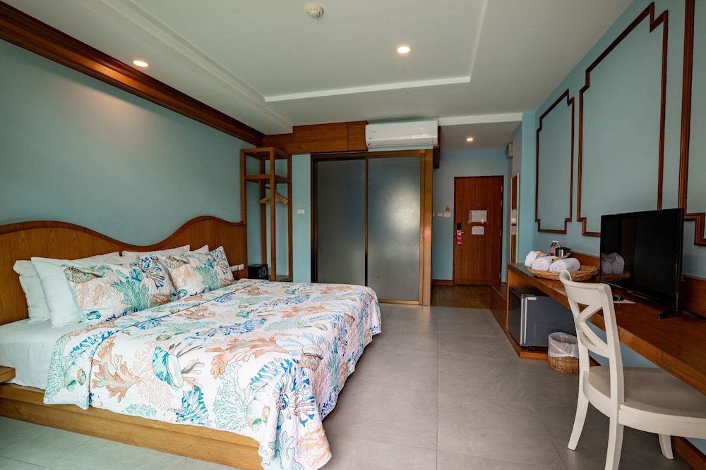 Premier, King Bed, Pool Access, ROYAL PINEAPPLE HOTEL a welcome to wealth and good fortune 2/6