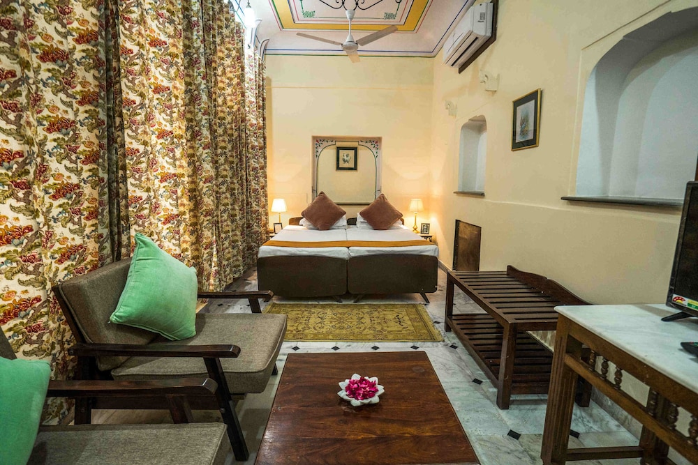 Hotel Diggi Palace 25/40