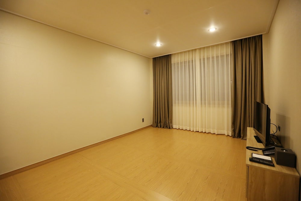 Palgong Emillia Hotel 18/34