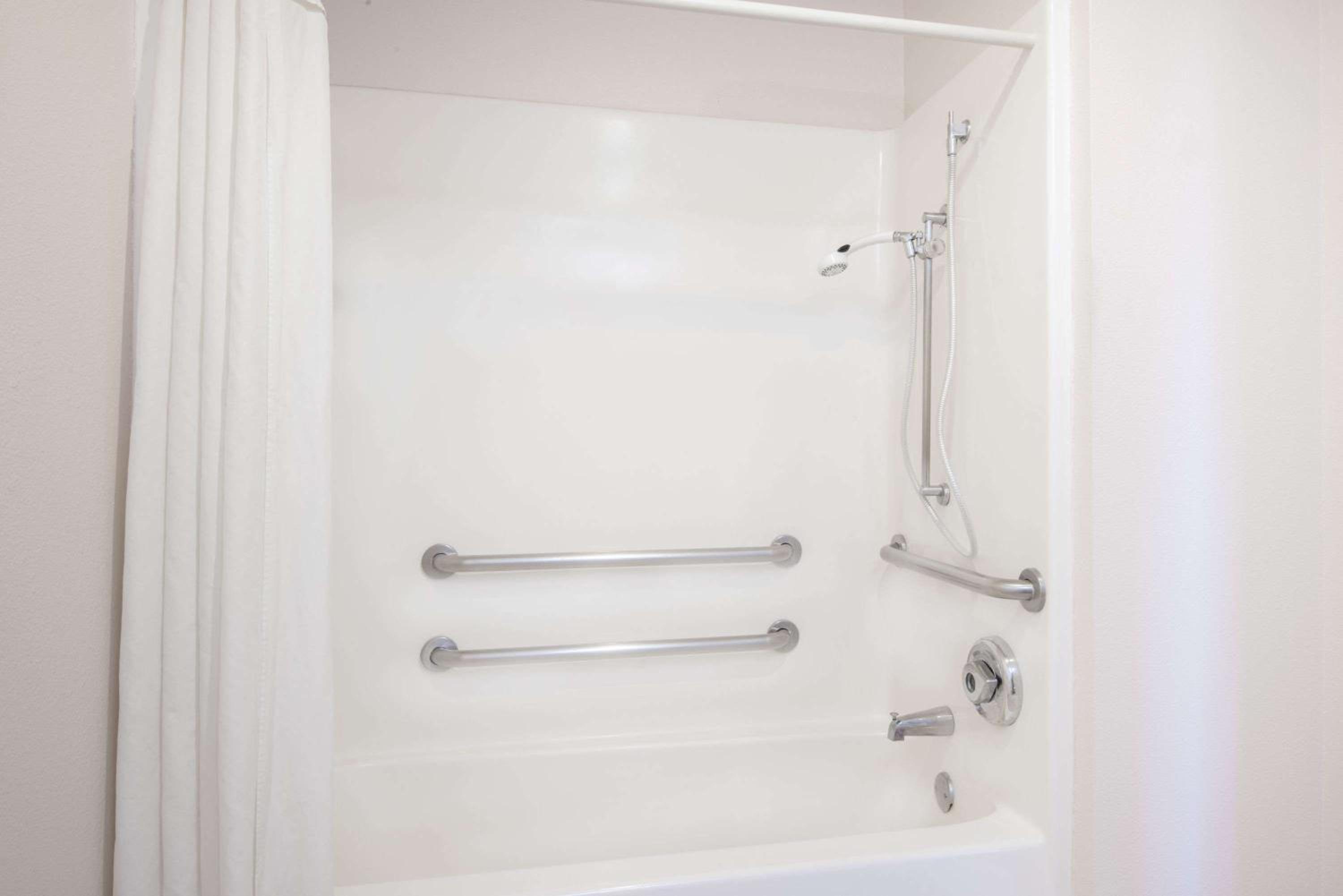 Hawthorn Suites by Wyndham Albuquerque 33/36