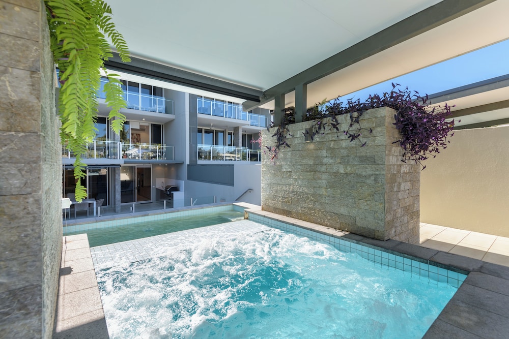 Coconut Grove Port Douglas 17/50