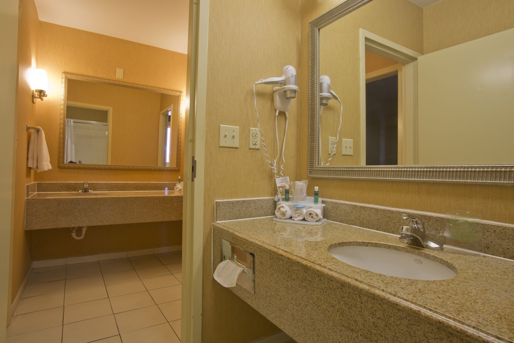 Holiday Inn Express New Albany 15/59