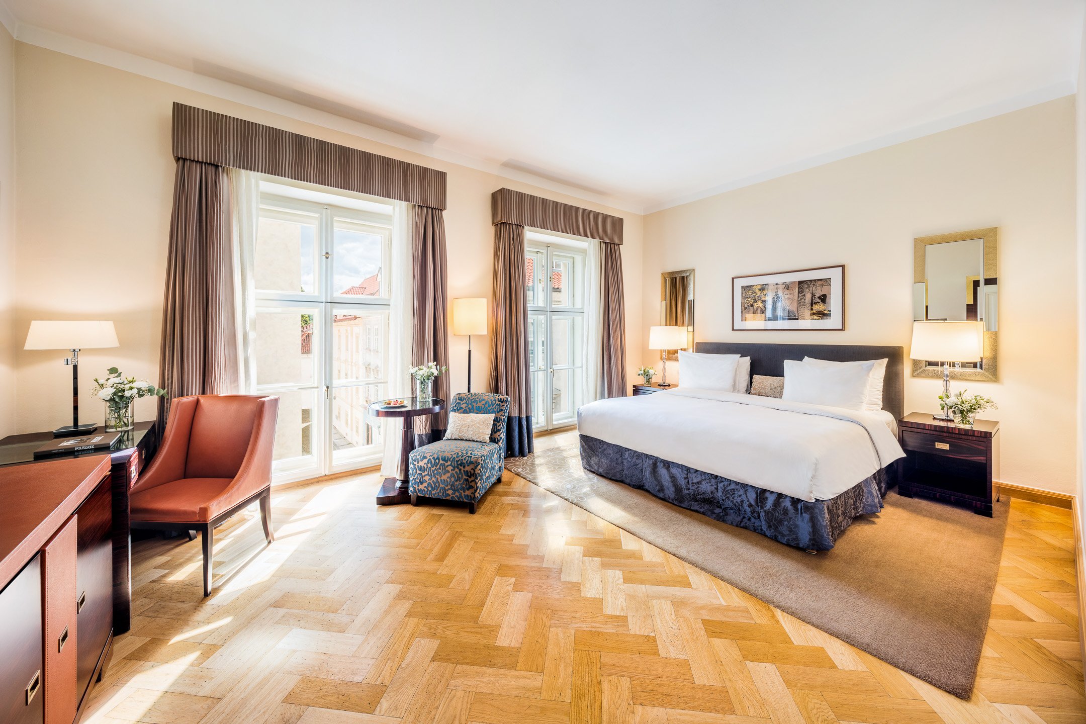 DELUXE, KING BED