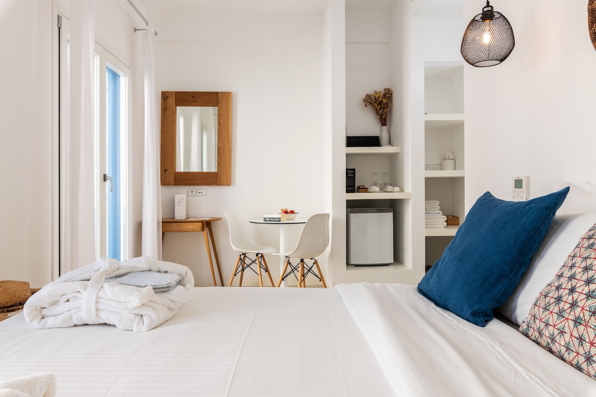 JUNIOR SUITE, QUEEN BED, STREET VIEW