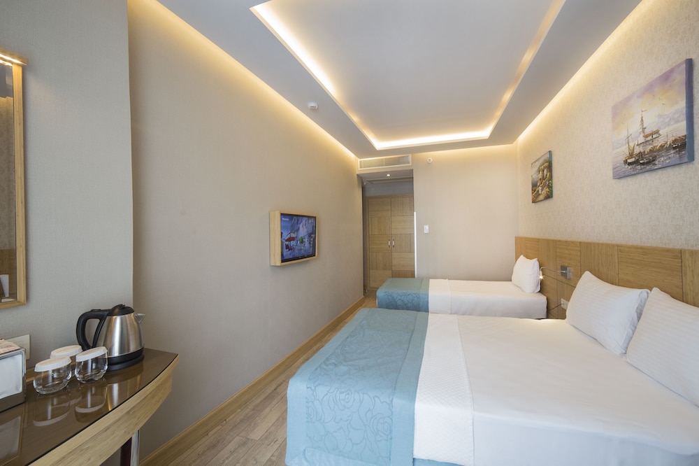 Deluxe, 1 Double and 1 Single Bed, The Meretto Hotel Laleli 2/3