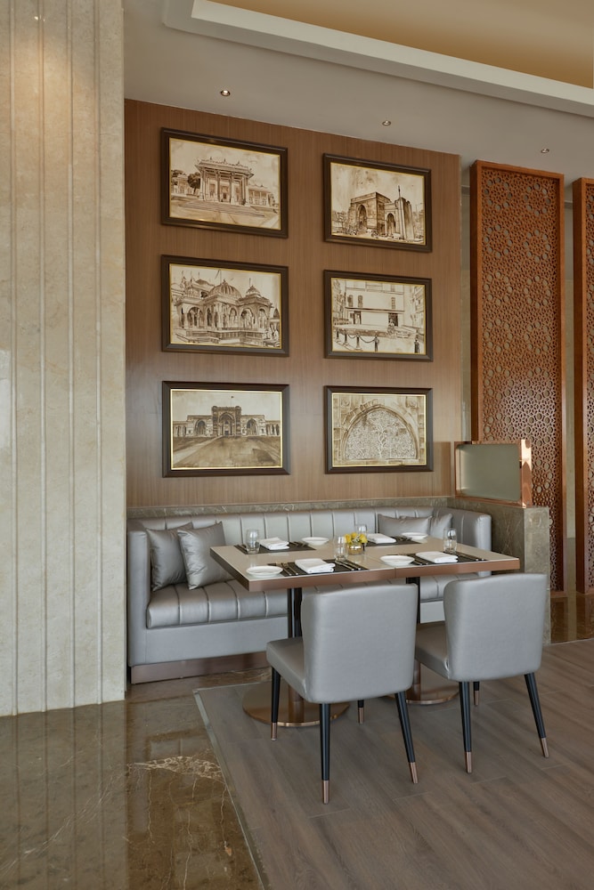Taj Skyline Ahmedabad 37/64