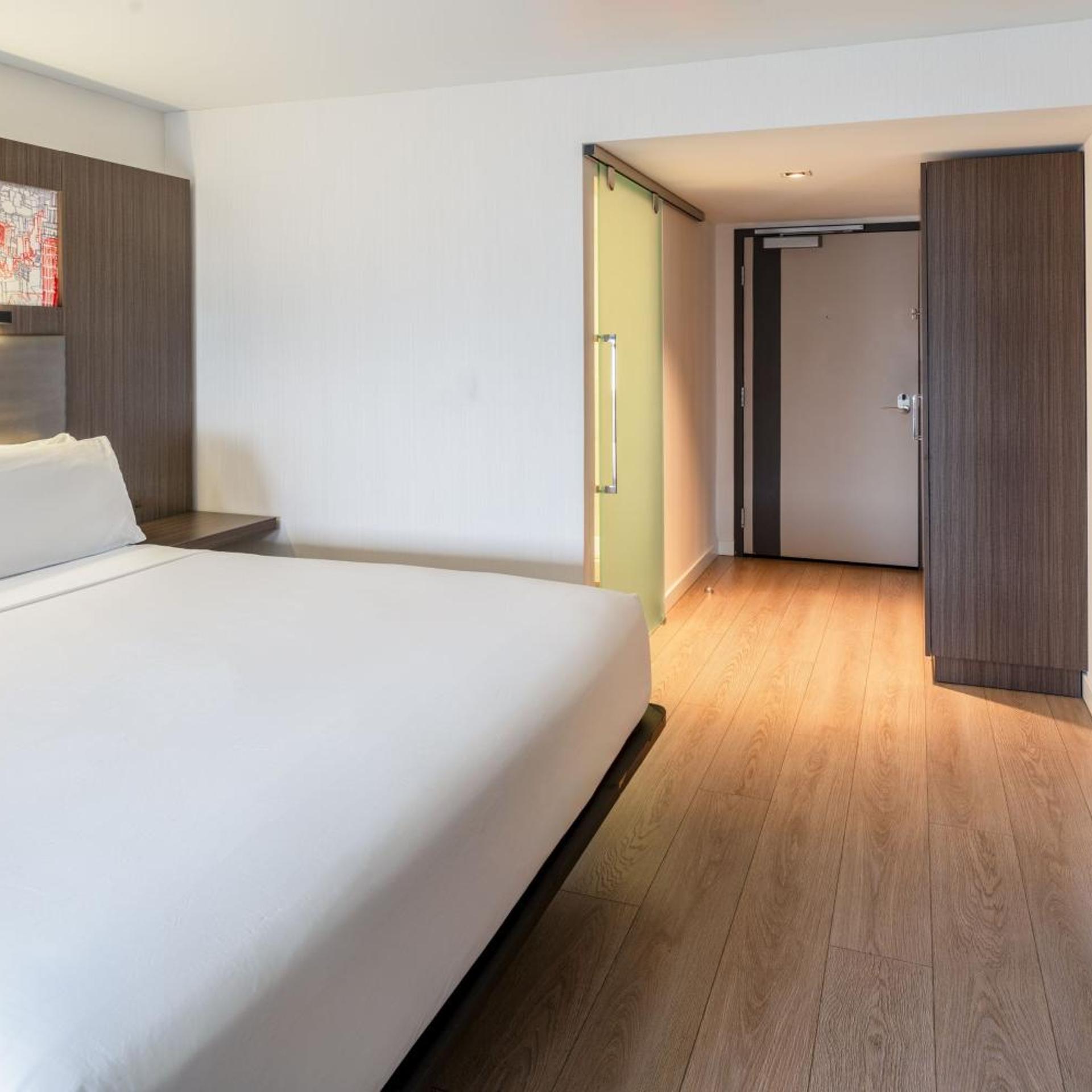 Savvy, Guest Room, King Bed, Large