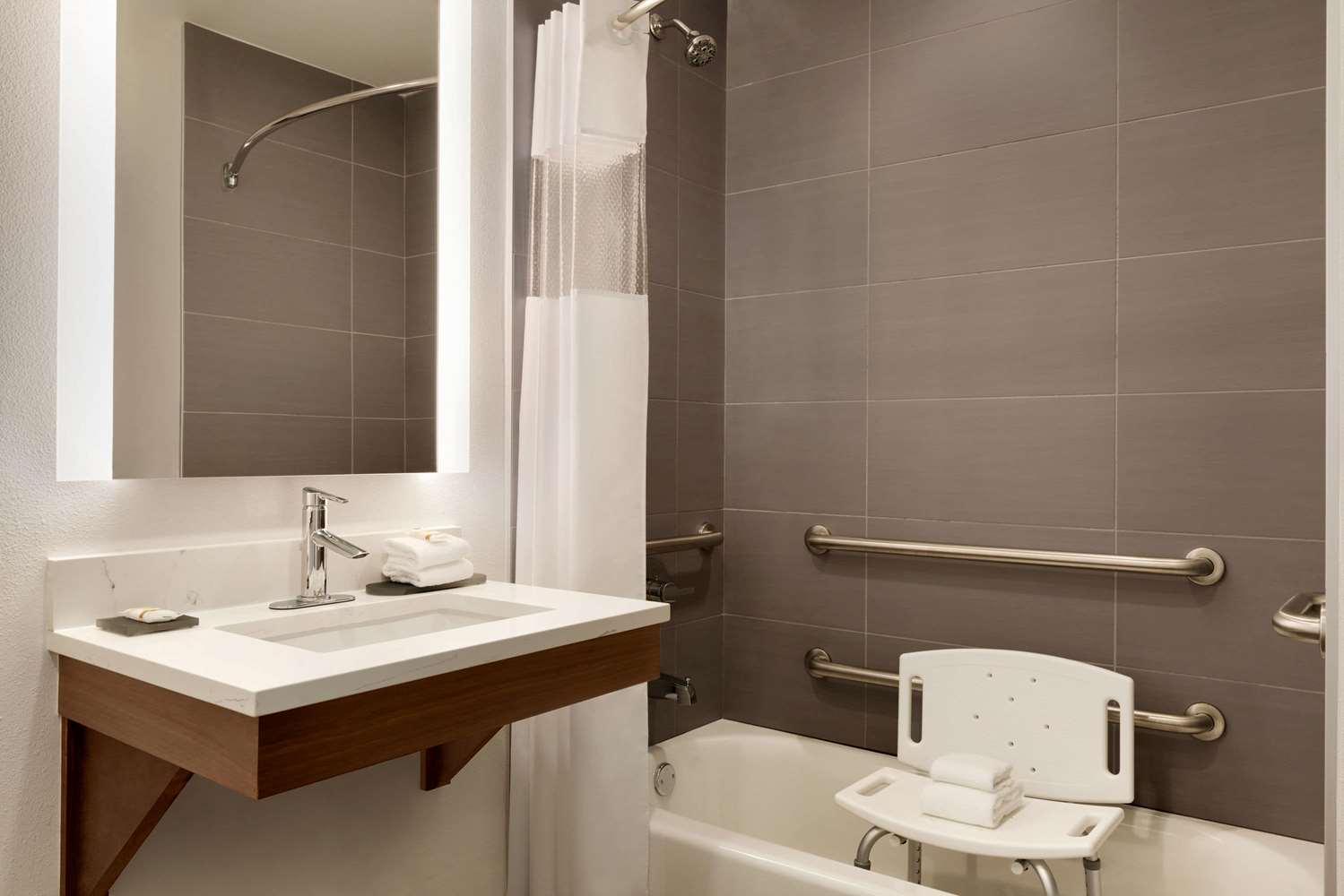 La Quinta Inn And Suites By Wyndham San Luis Obispo Downtown 64/65