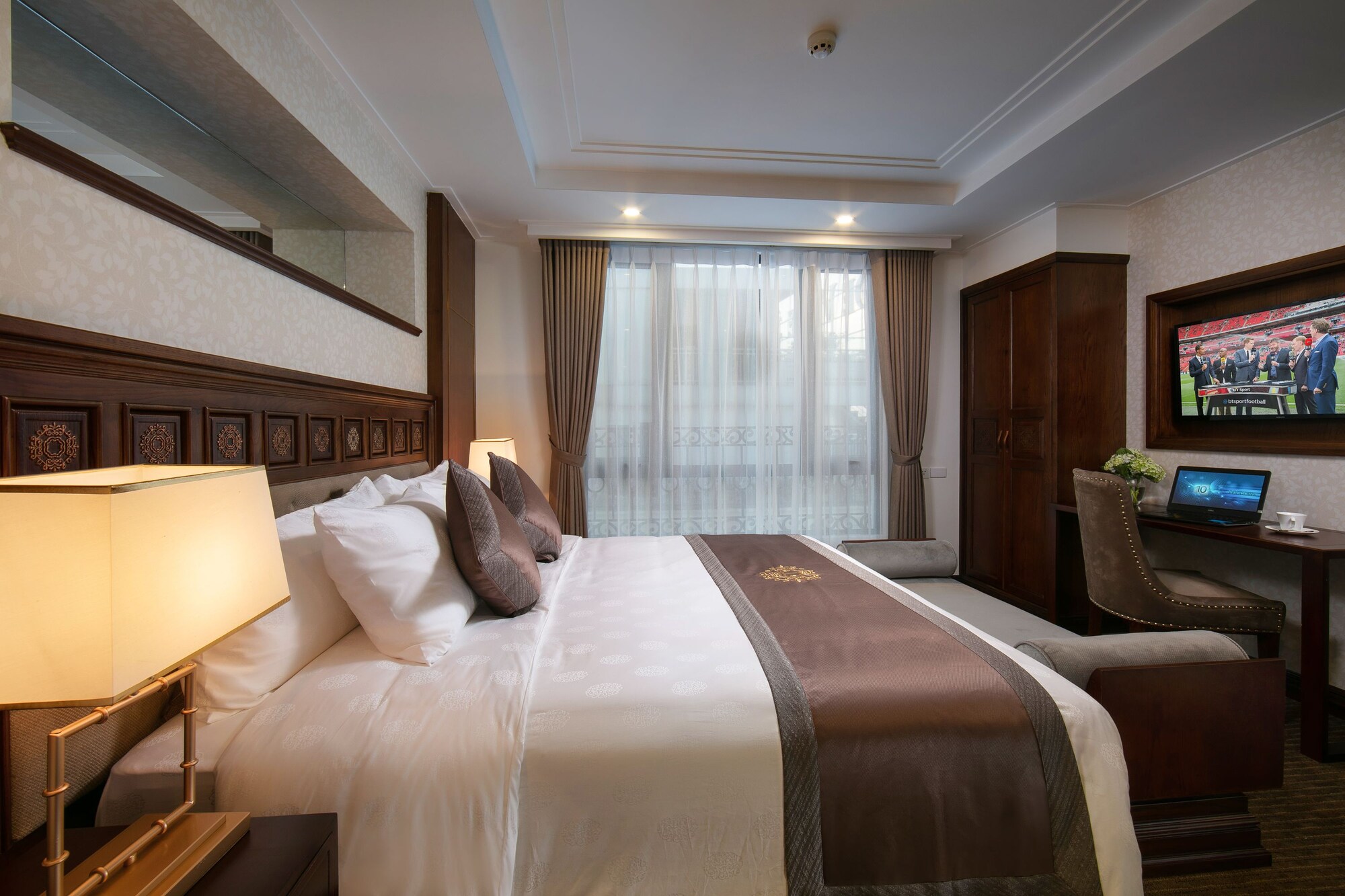 ROYAL, DOUBLE BED, CITY VIEW