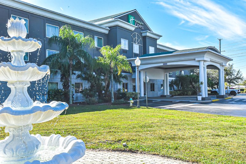Holiday Inn Express and Suites Cocoa 49/50