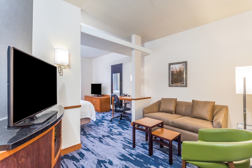 Fairfield Inn Suites by Marriott Madison East 28/35