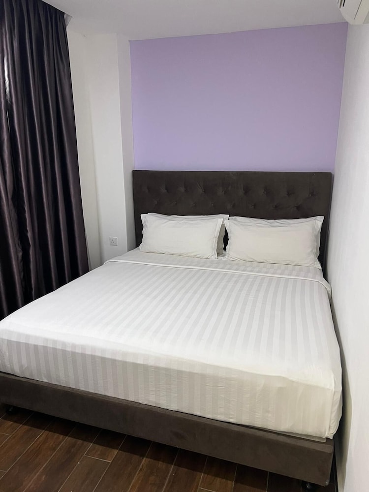 SUPERIOR, QUEEN BED