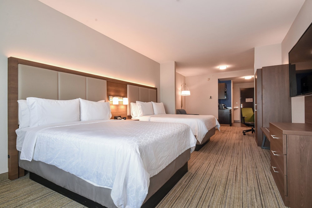 Suite, King Bed, Living Area
