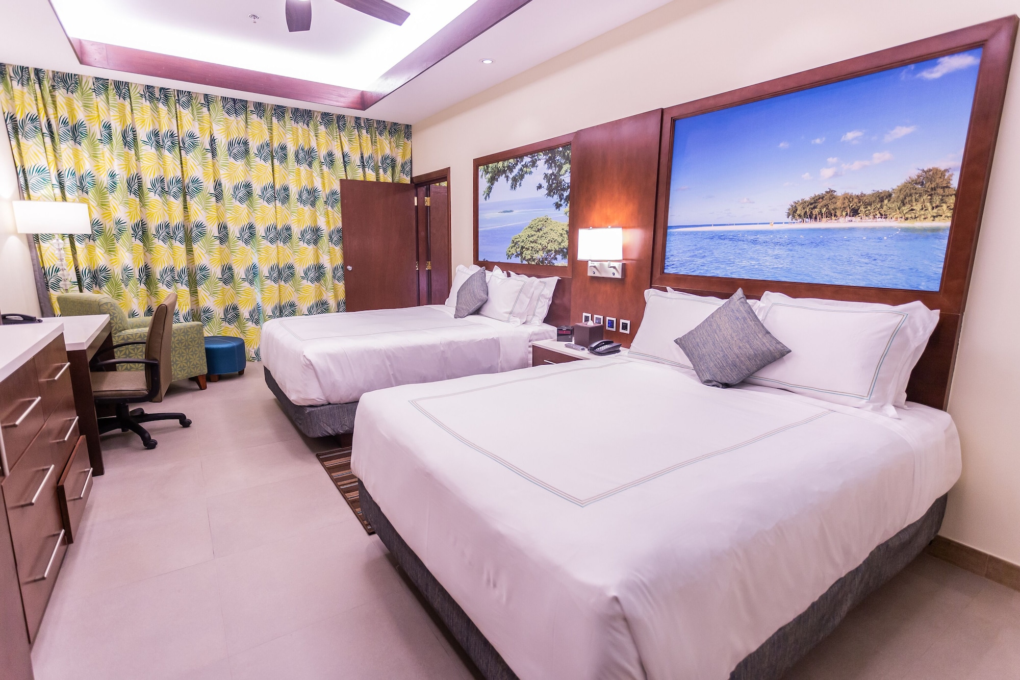 Deluxe, 2 Queen Beds