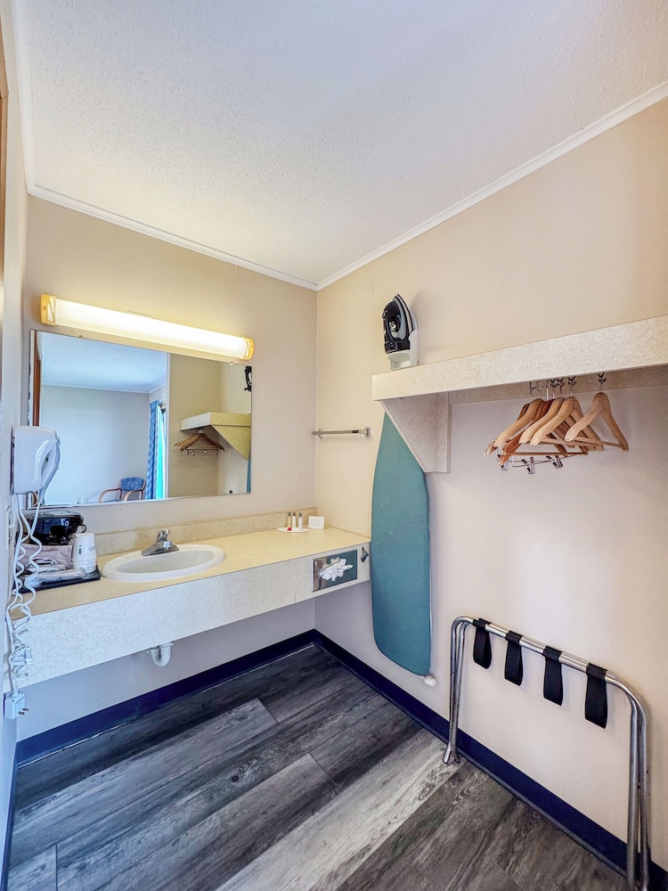 غرفة بسرير كينج لذوي الإعاقة، Days Inn By Wyndham Mackinaw City - Lakeview 9/10