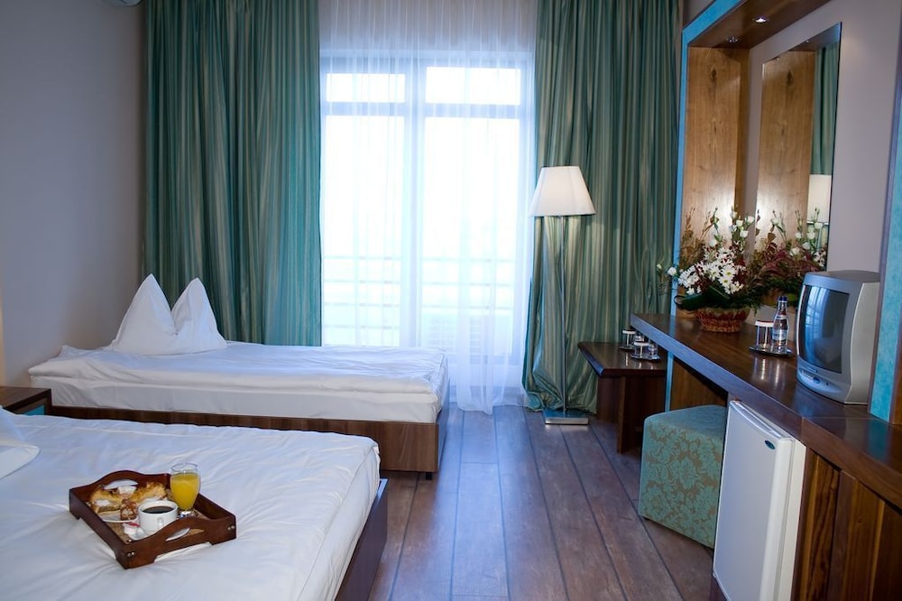 PHOENICIA EXPRESS HOTEL 12/49