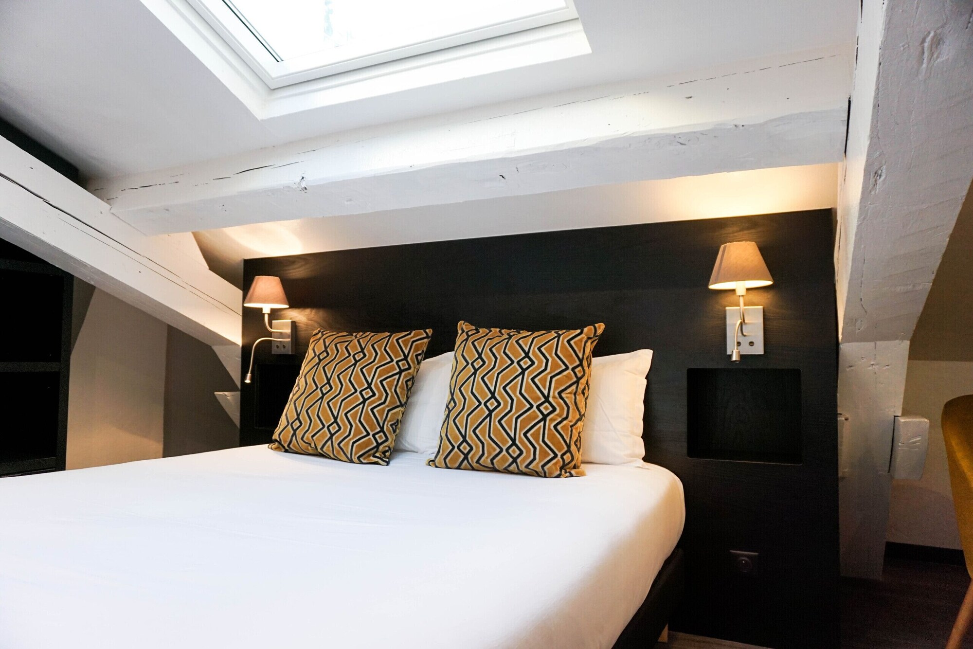MANSARDEE, DELUXE, DOUBLE BED