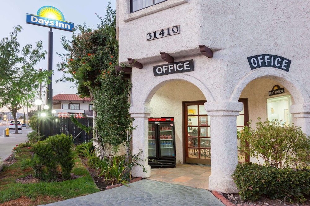 Days Inn by Wyndham Castaic Six Flags Magic Mountain 2/15