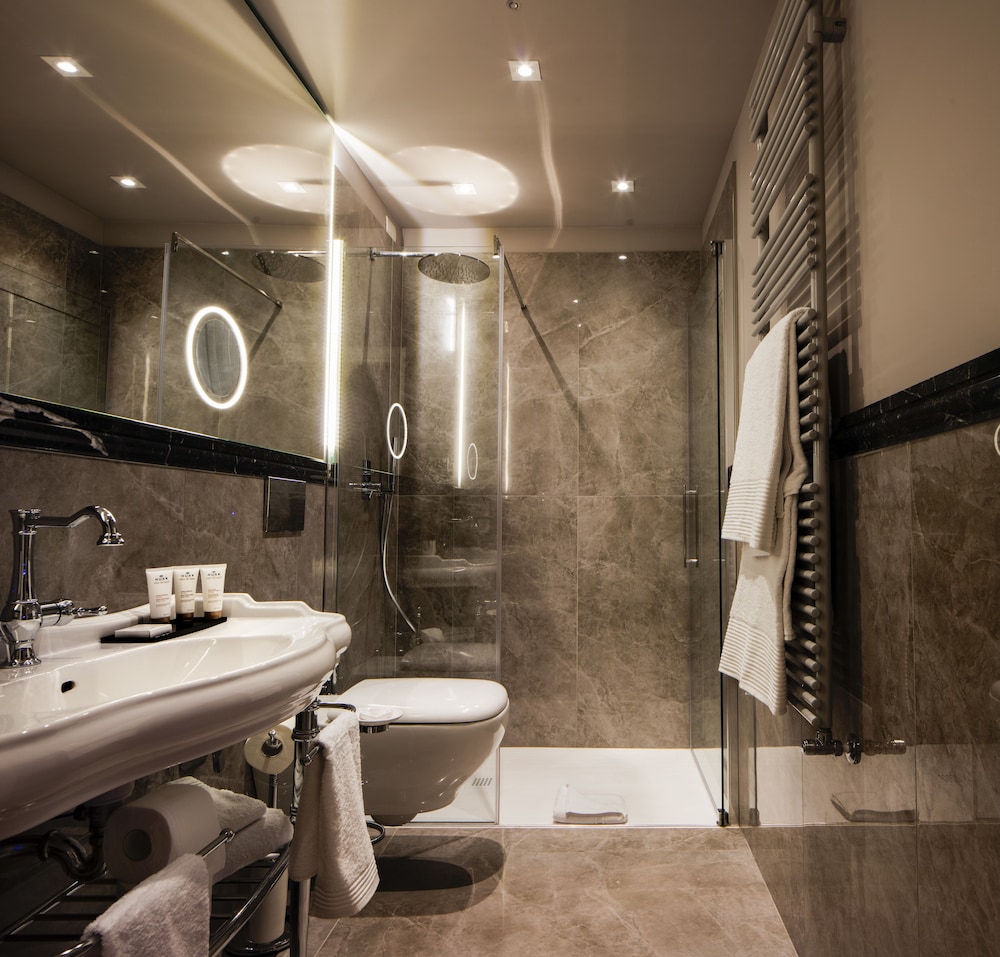 The Frame Hotel 44/46