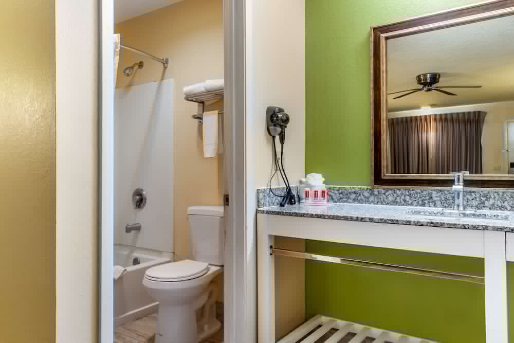 Econo Lodge West Coors Blvd 26/34