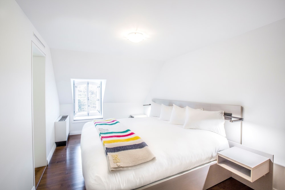 CONTEMPORARY, KING BED
