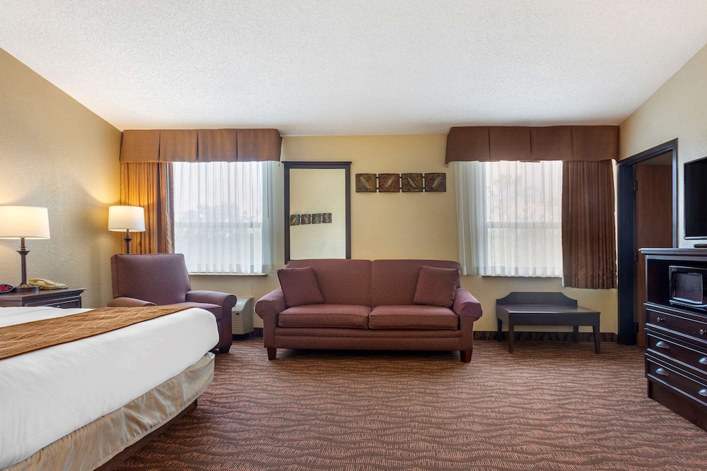 Comfort Inn at Thousand Hills 25/39