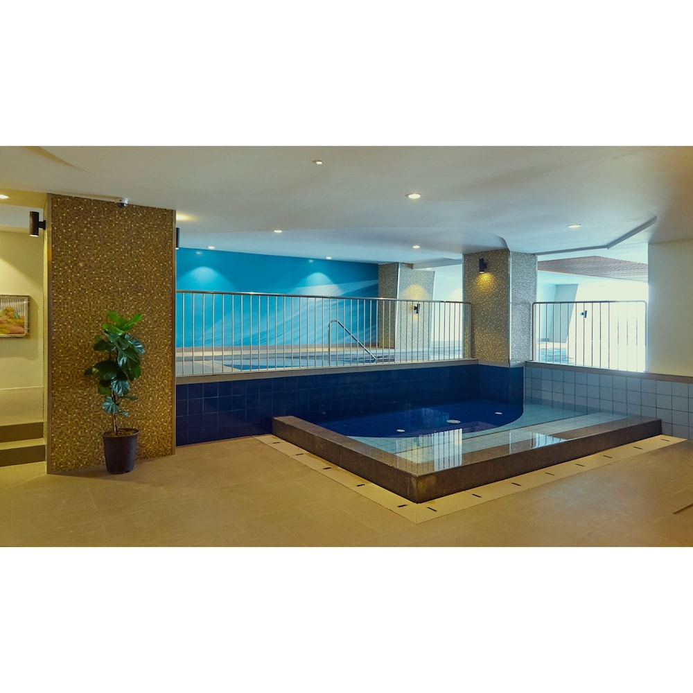 Summit Hotel Greenhills 6/61