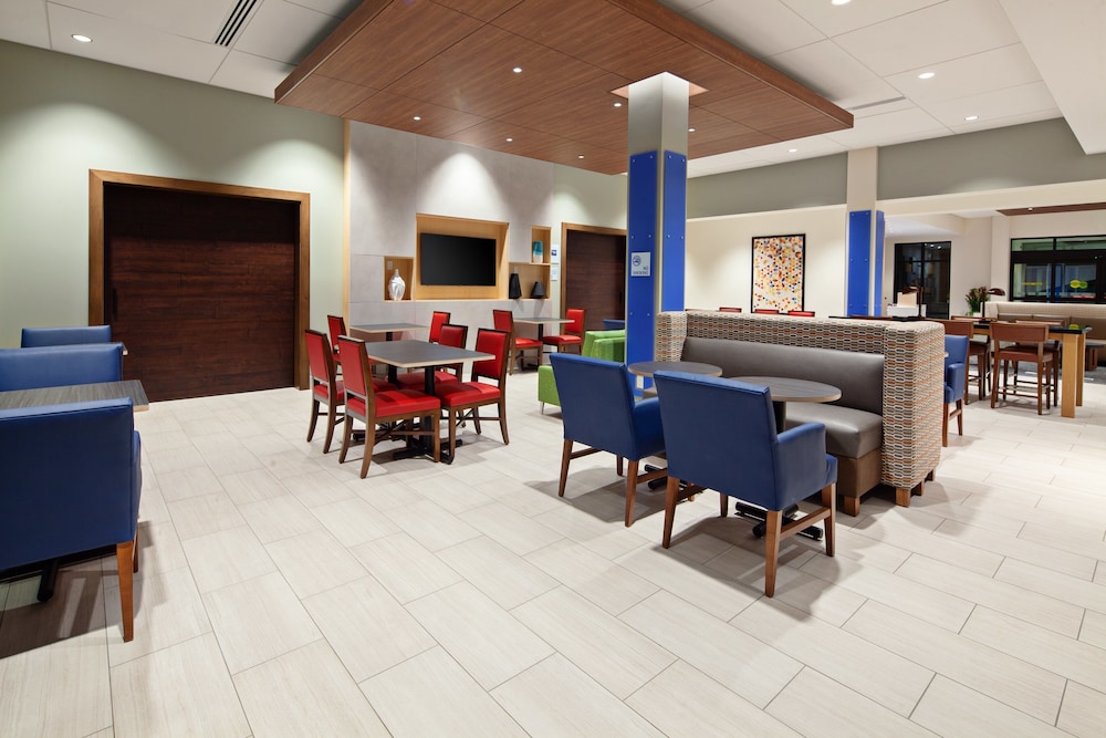 Holiday Inn Express Hotel Suites Ventura Harbor 37/69