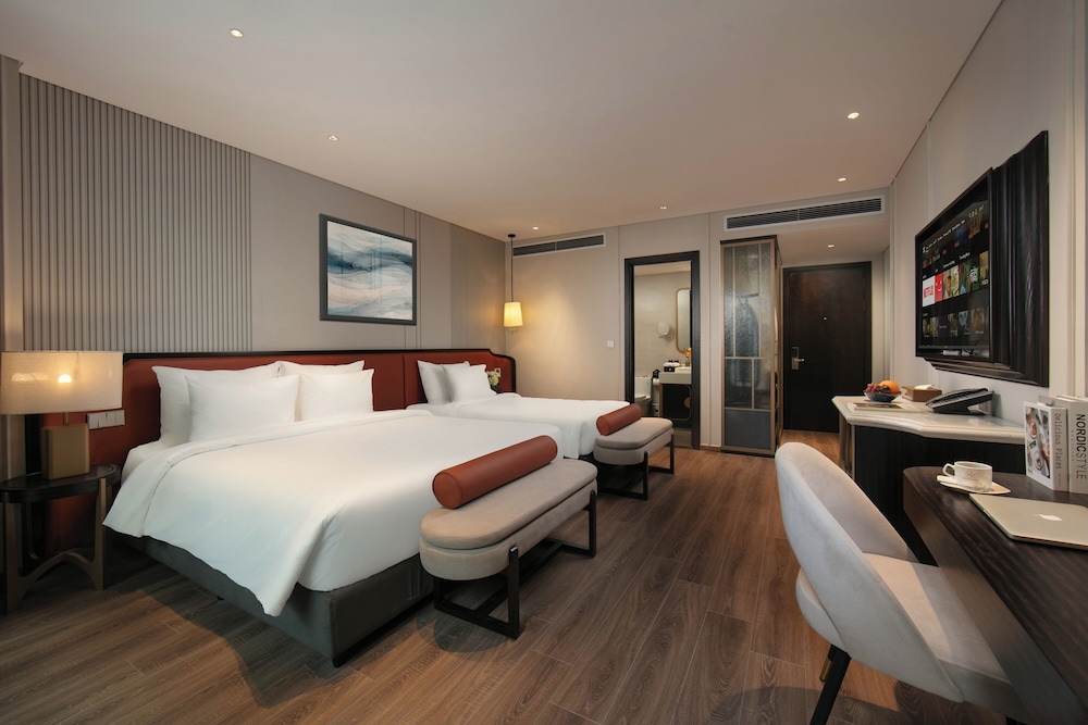 Le Premier Hotel & Rooftop Bar 17/50