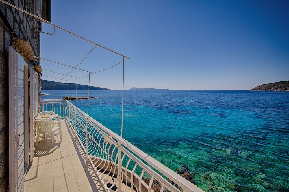 Mira Seafront Guesthouse 35/46