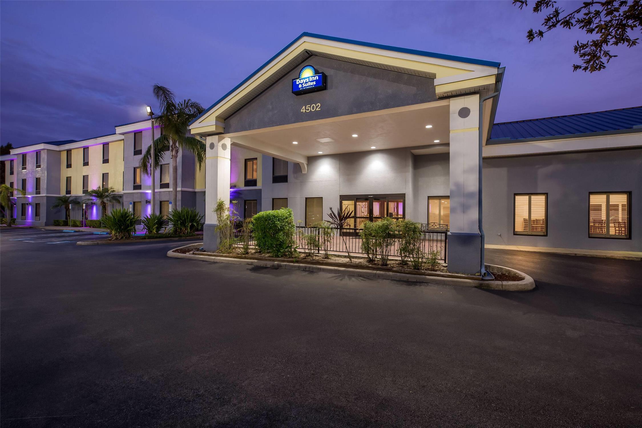 Days Inn & Suites by Wyndham Lakeland 2/85