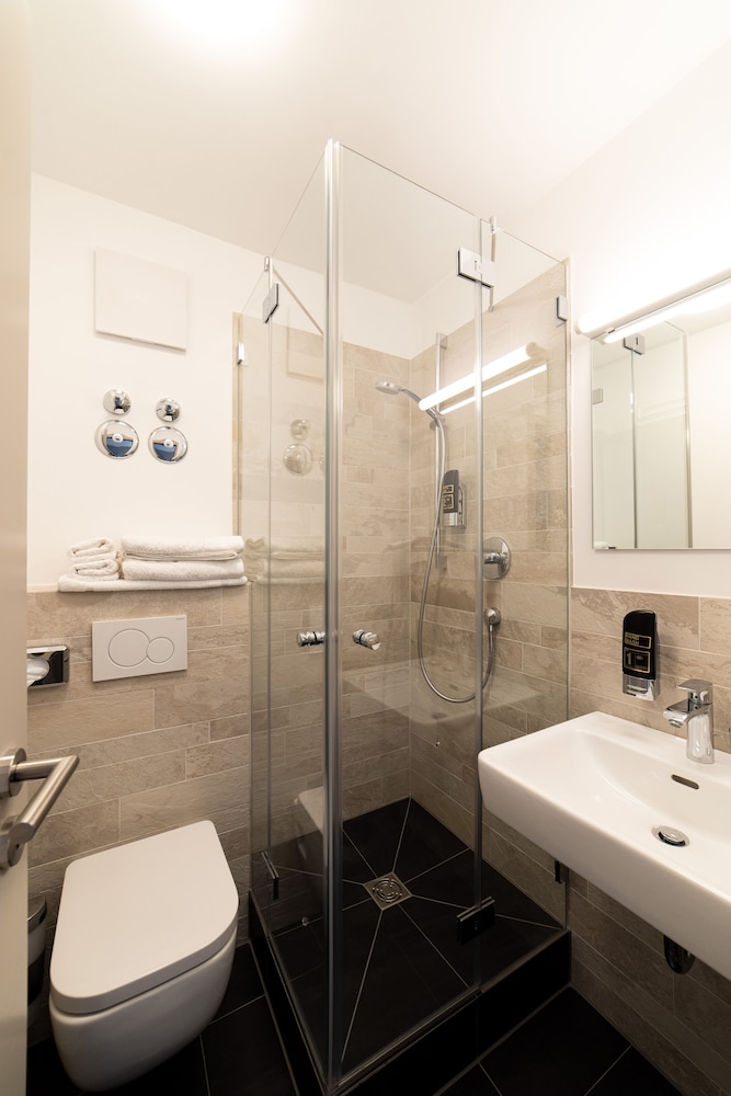 Hotel 83 17/19