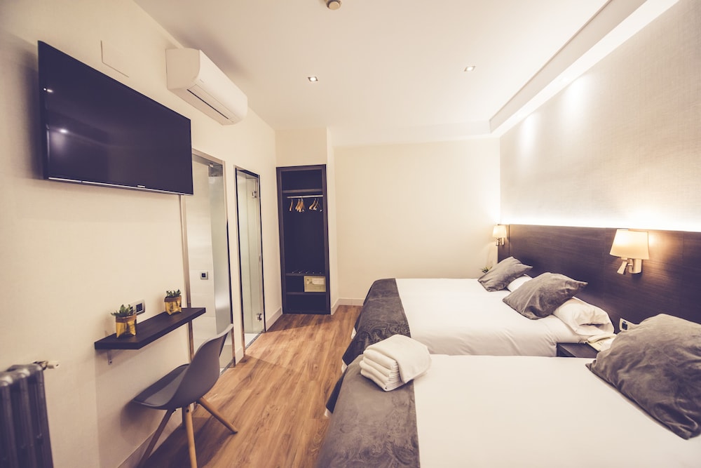 ROOM, TRIPLE
