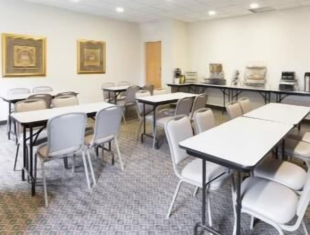 Quality Inn & Suites Robbinsville NC 27/37