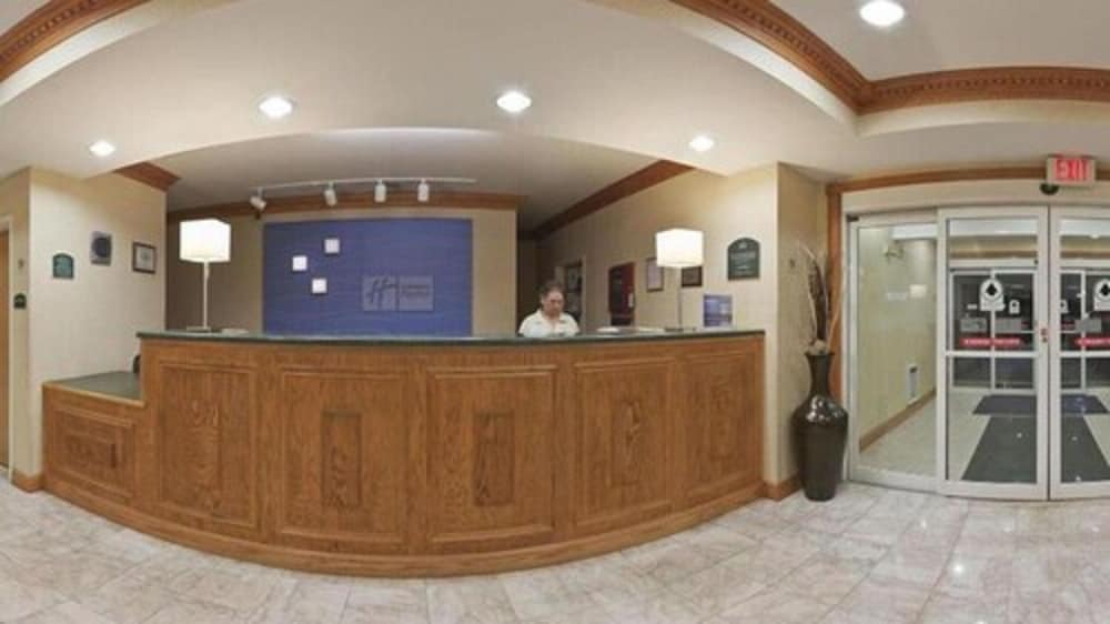 Holiday Inn Express Hotel Suites Defiance 10/52