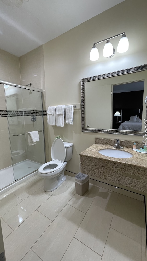 Whitney Inn & Suites 33/34