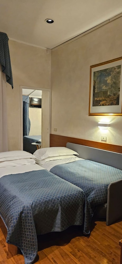 غرفة رباعية بسرير كينج وسريرين منفصلين، Hotel Julia 6/9