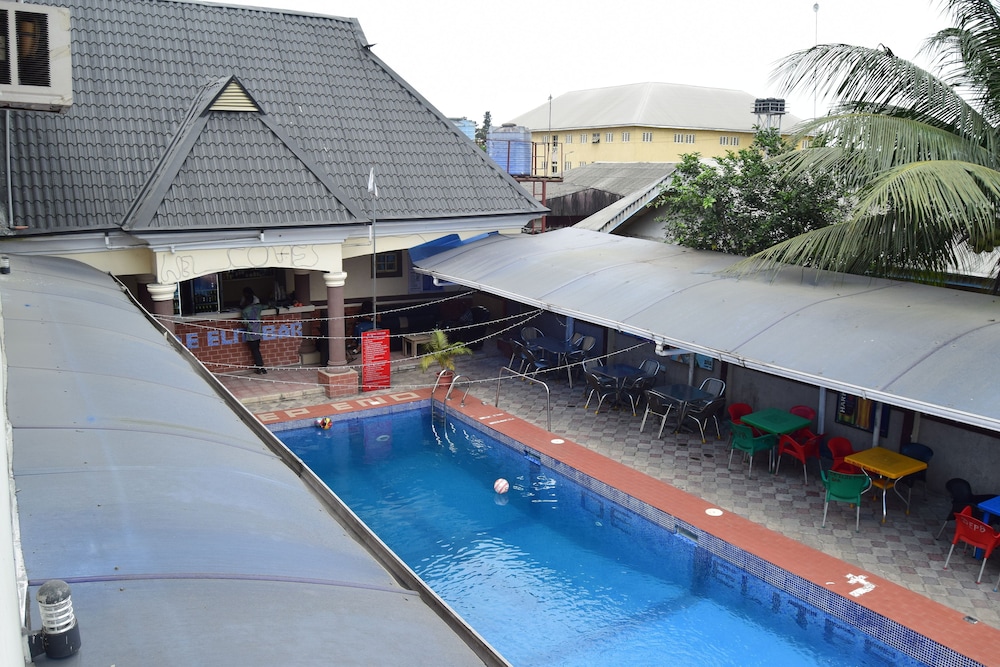 De'elites Pool Bar & Inn 26/30