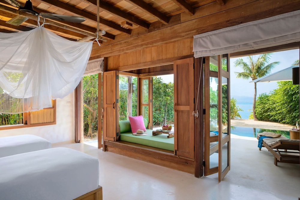 Pool, Villa, Queen Bed, Beach Front
