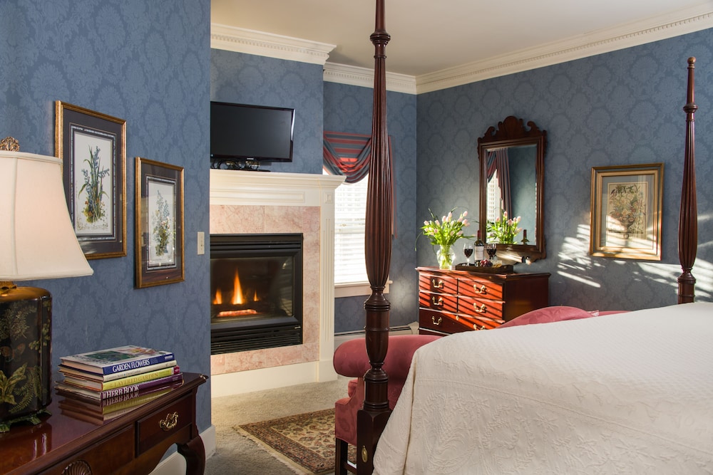 Thompson, King Bed, Private Bathroom