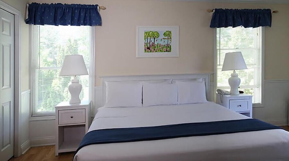 Colonial Inn in Harbor Springs 19/57