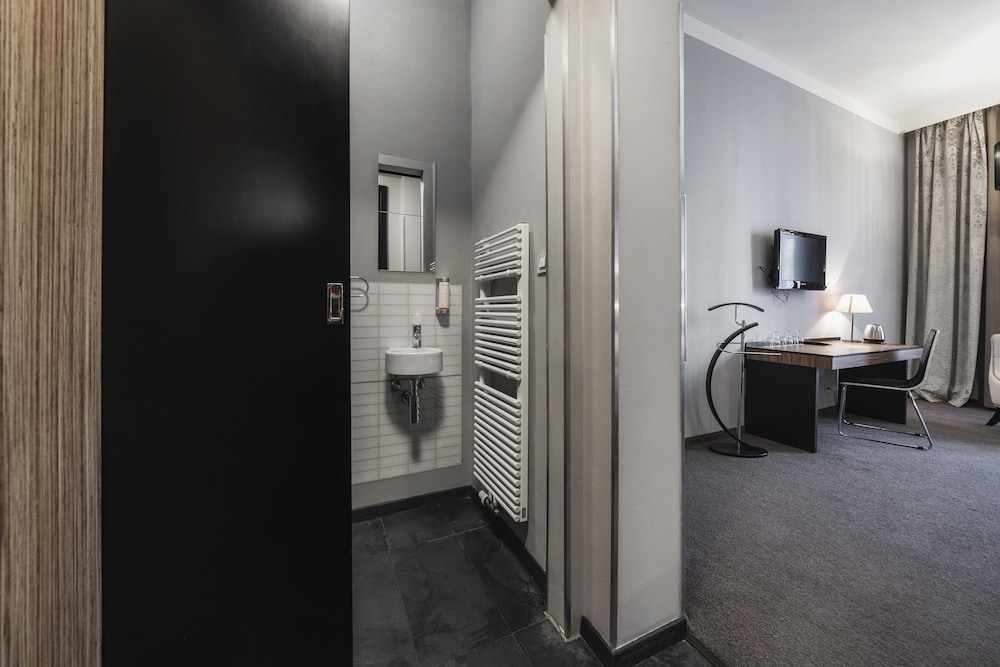 Hotel Noir 50/50