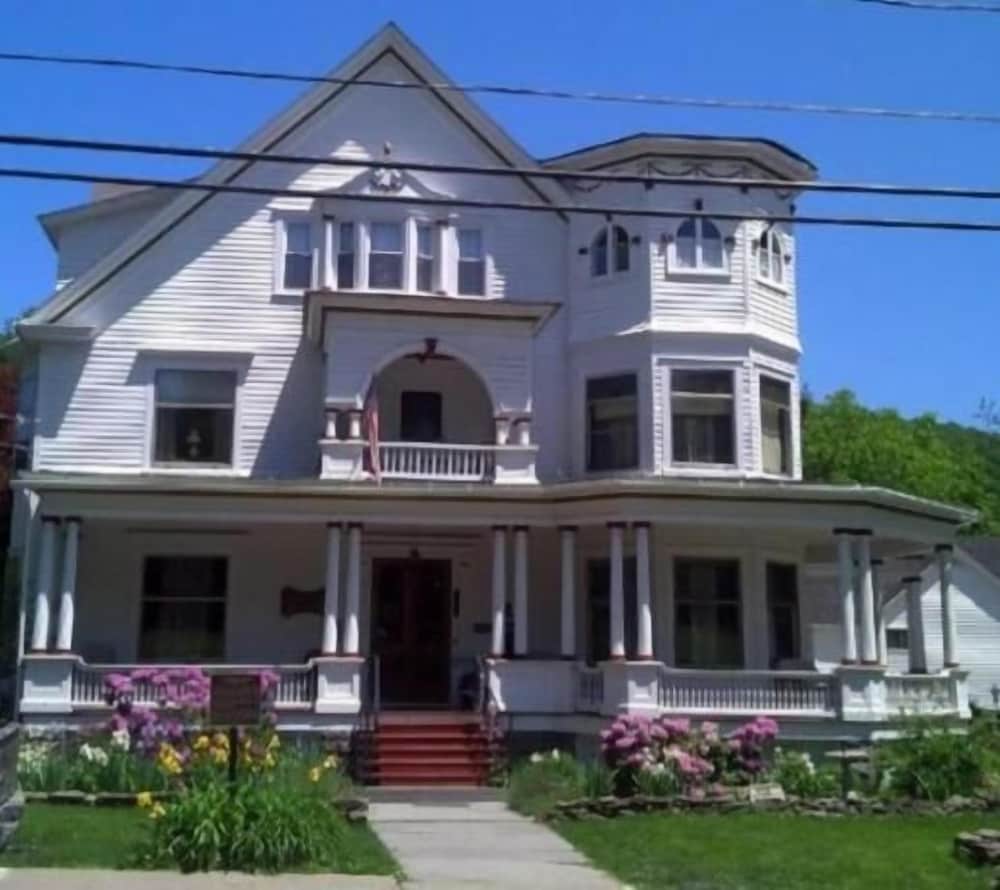Victorian Charm Inn 2/47